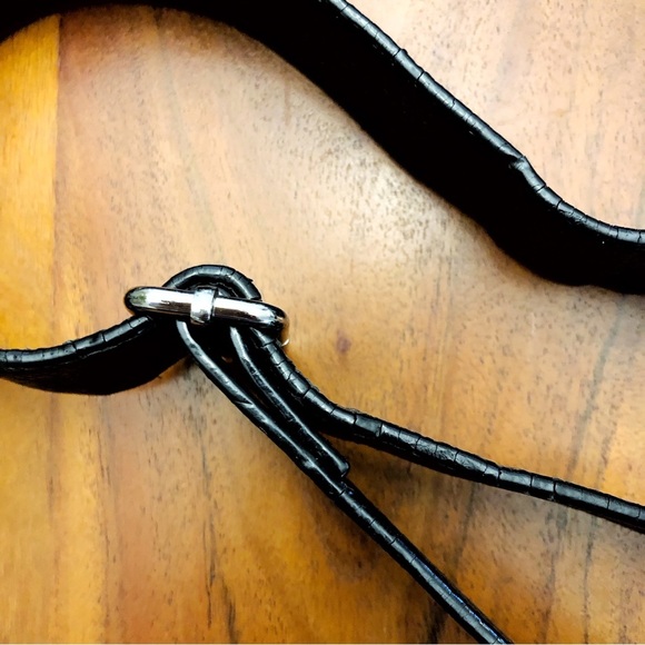 Danier Genuine Leather Black Crossbody Bag Minimalist Travel Bag Hands Free Bag - Picture 10 of 15